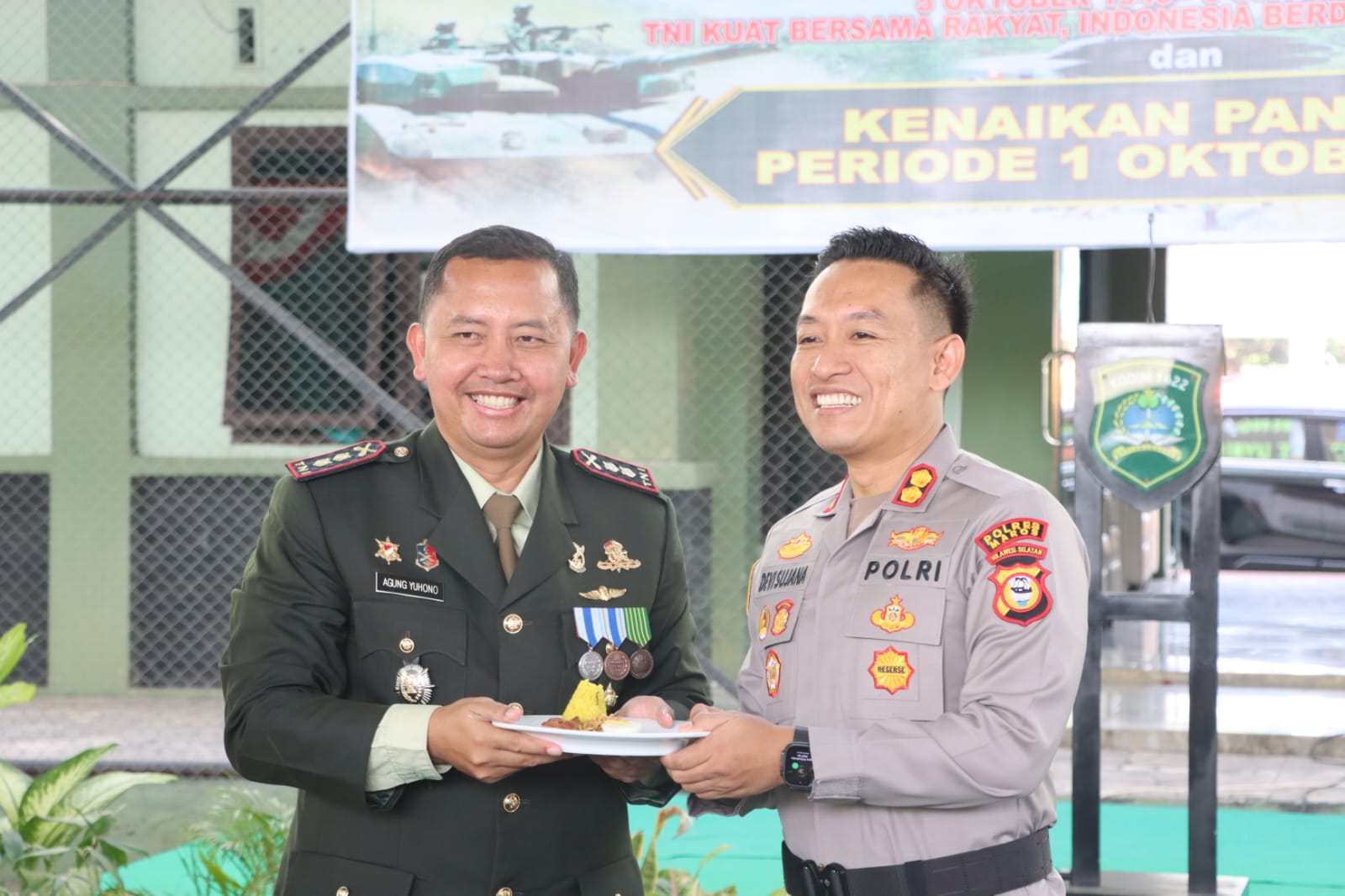 Kapolres Maros Bersama PJU Beri Surprise HUT ke-81 TNI di Markas Kodim 1422 Maros.